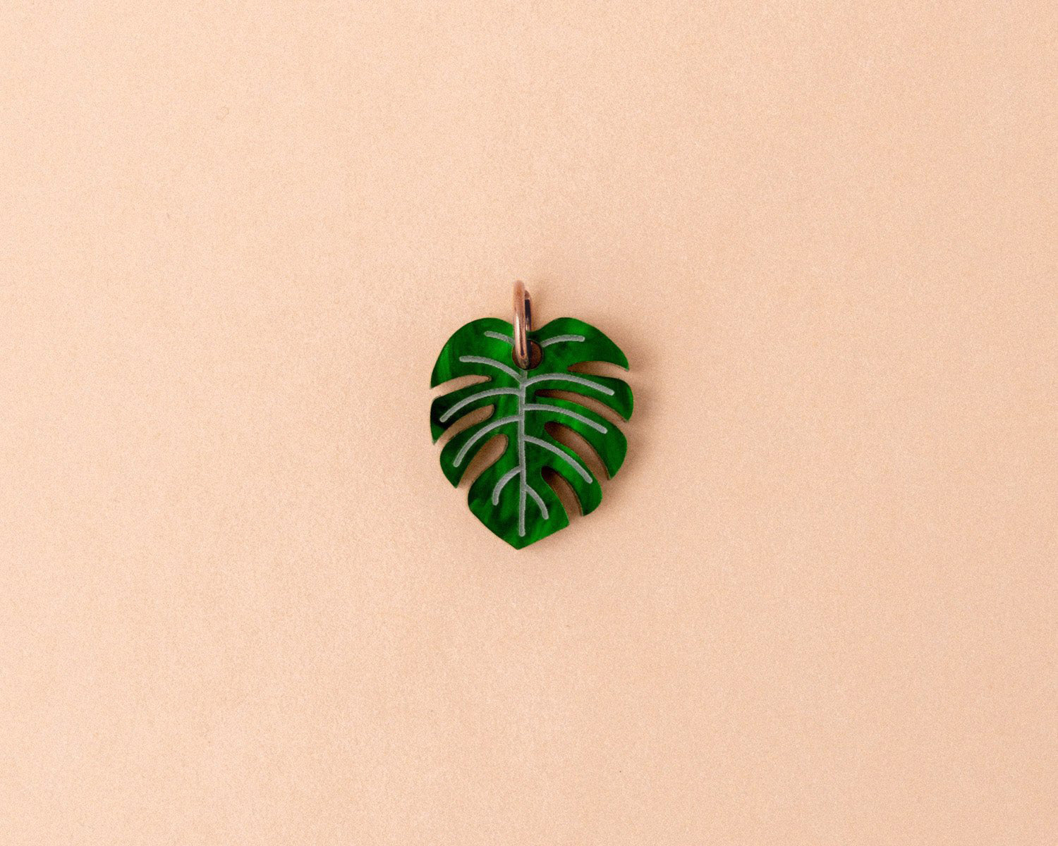 Einzelner grüner Monstera Anhänger - acutecolor
