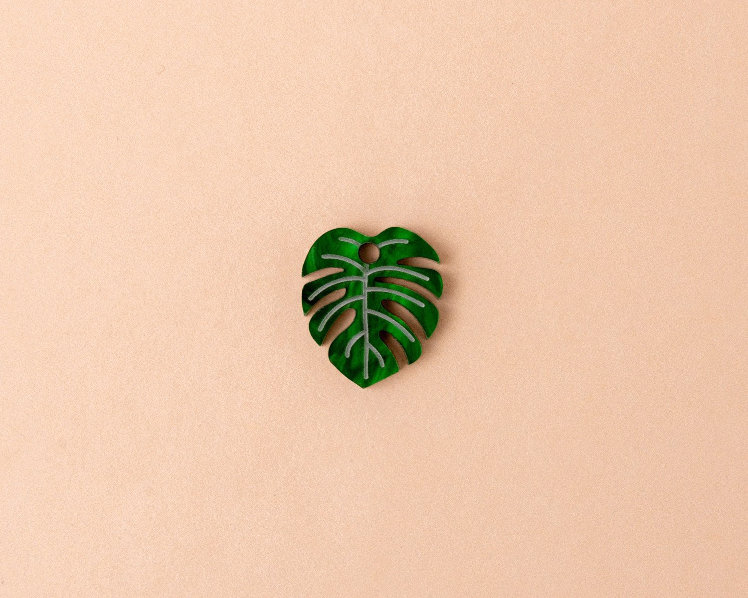 Einzelner grüner Monstera Anhänger - acutecolor