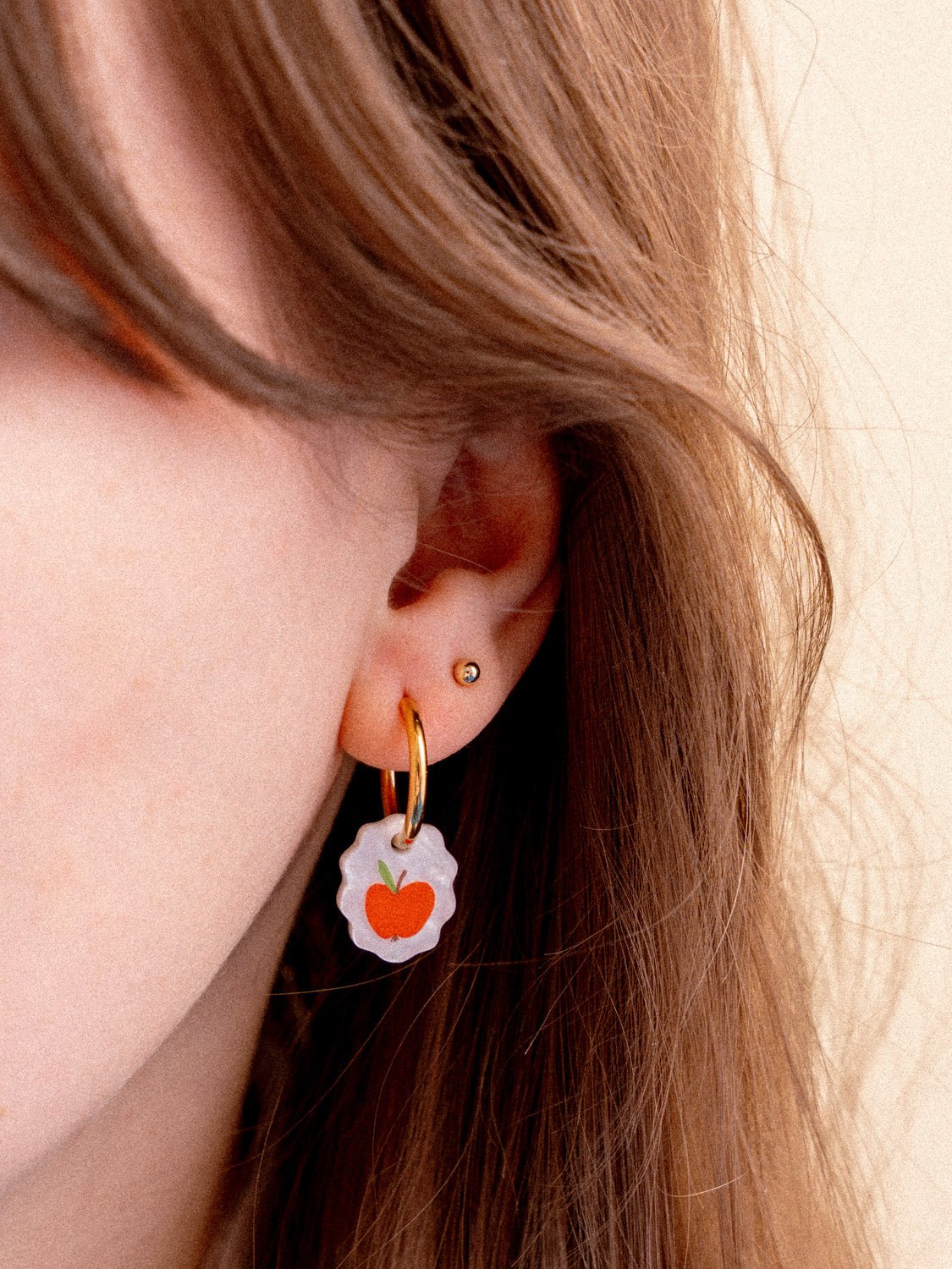 Einzelner ovaler Charm Anhänger mit Apfel - acutecolor