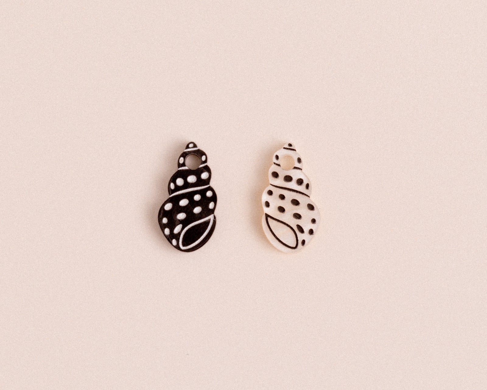 Einzelner Weißer Polkadot Schneckenmuschel Anhänger - acutecolor