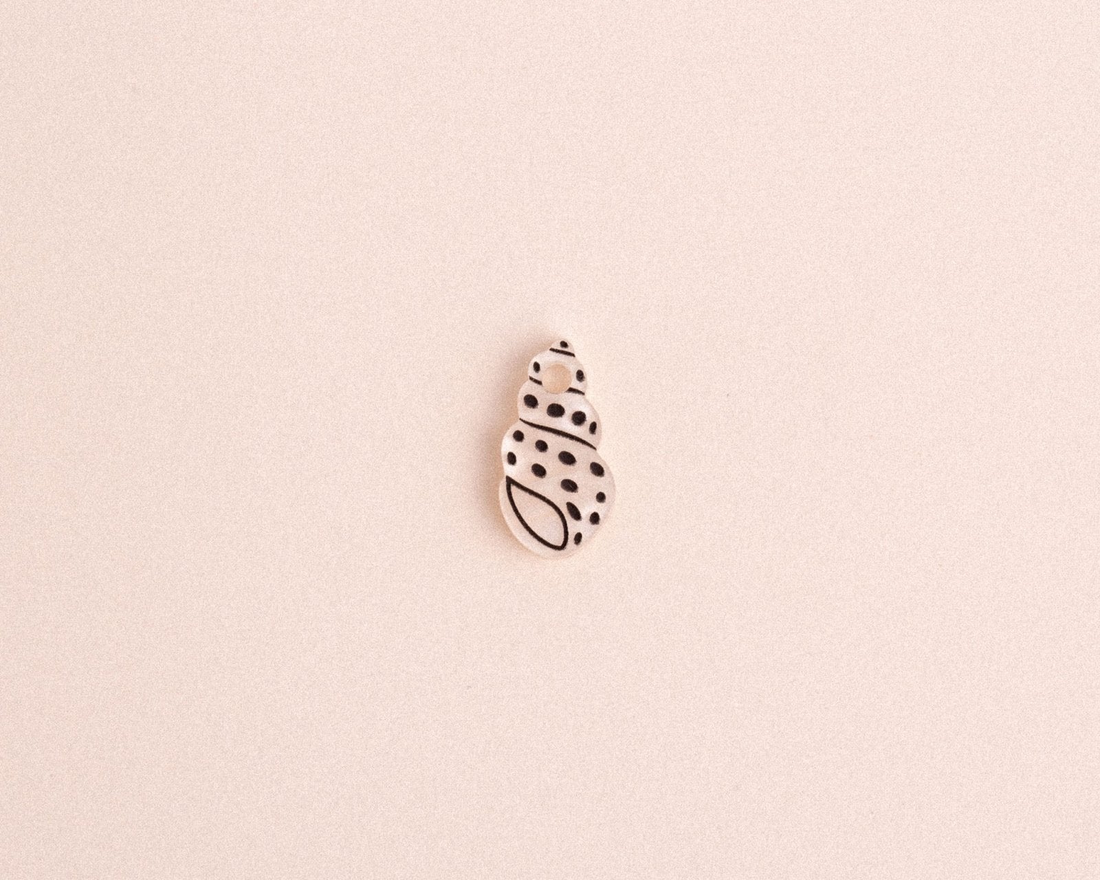 Einzelner Weißer Polkadot Schneckenmuschel Anhänger - acutecolor