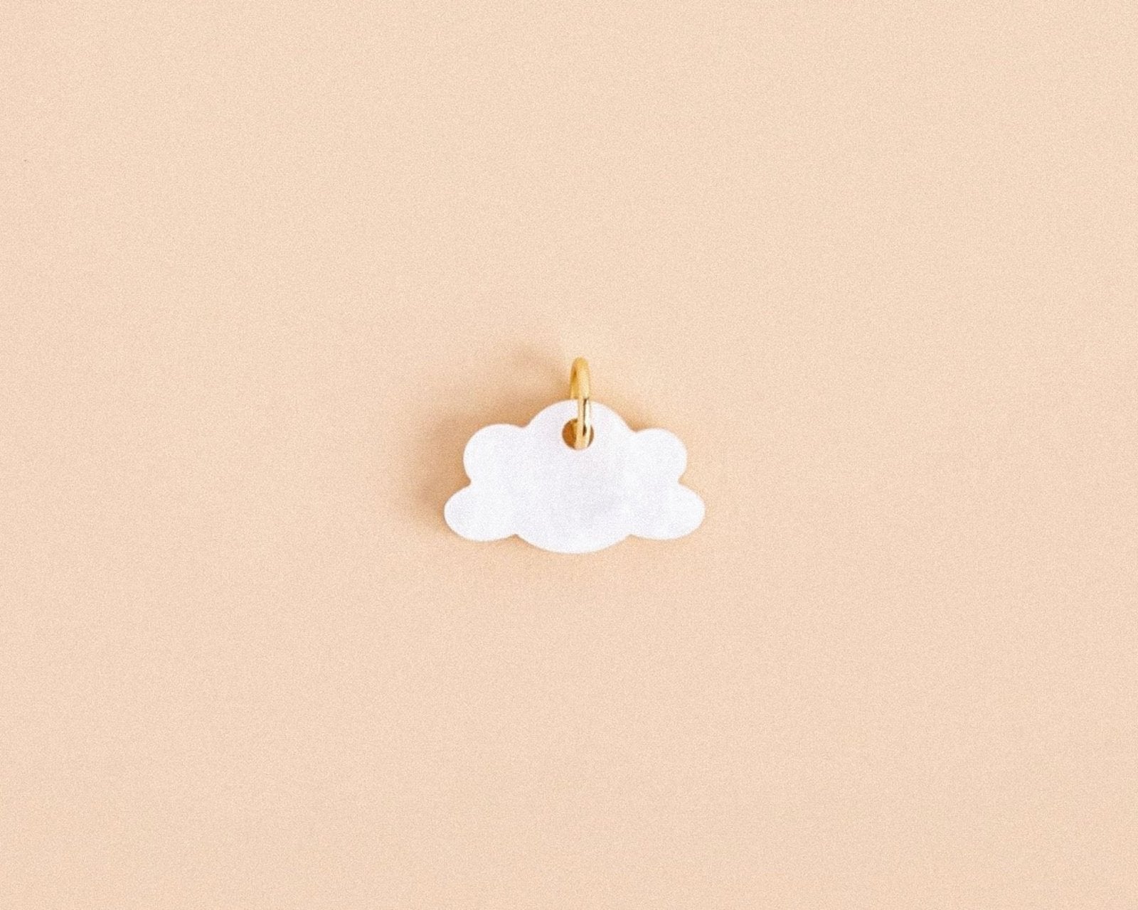 Einzelner weißer Wolken Anhänger - acutecolor