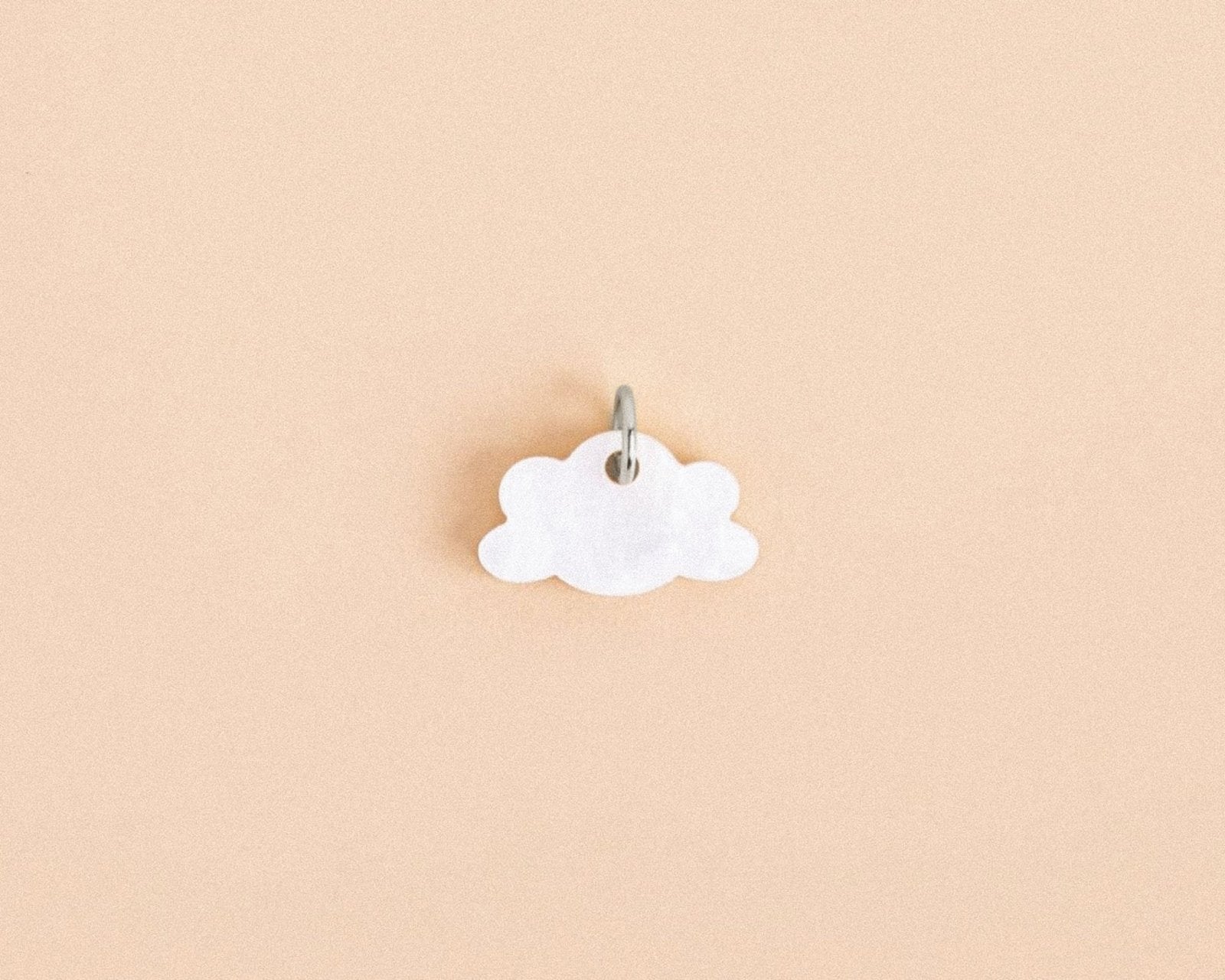 Einzelner weißer Wolken Anhänger - acutecolor
