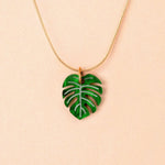 Elegante Kette mit grünem Monstera Blatt - acutecolor