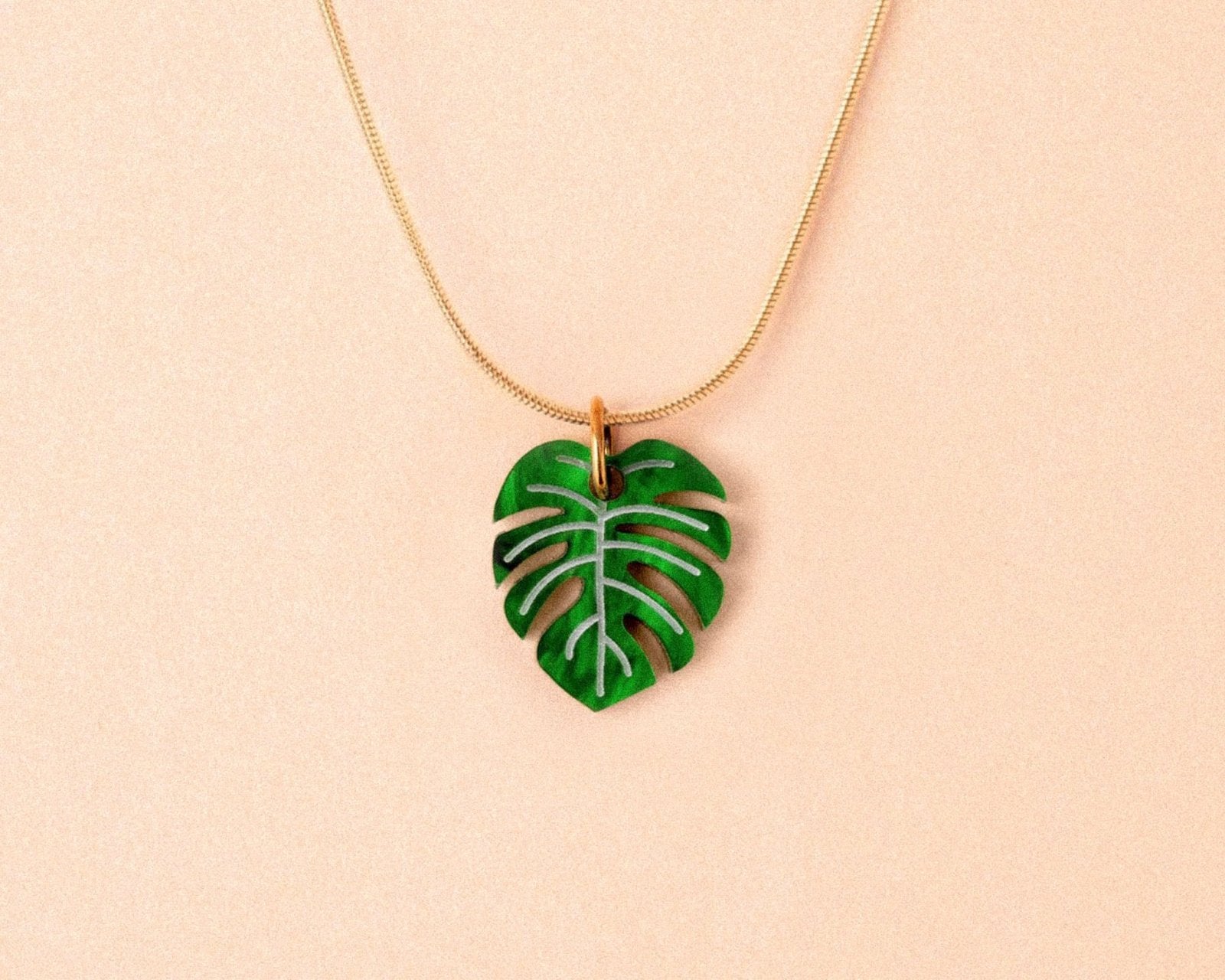 Elegante Kette mit grünem Monstera Blatt - acutecolor