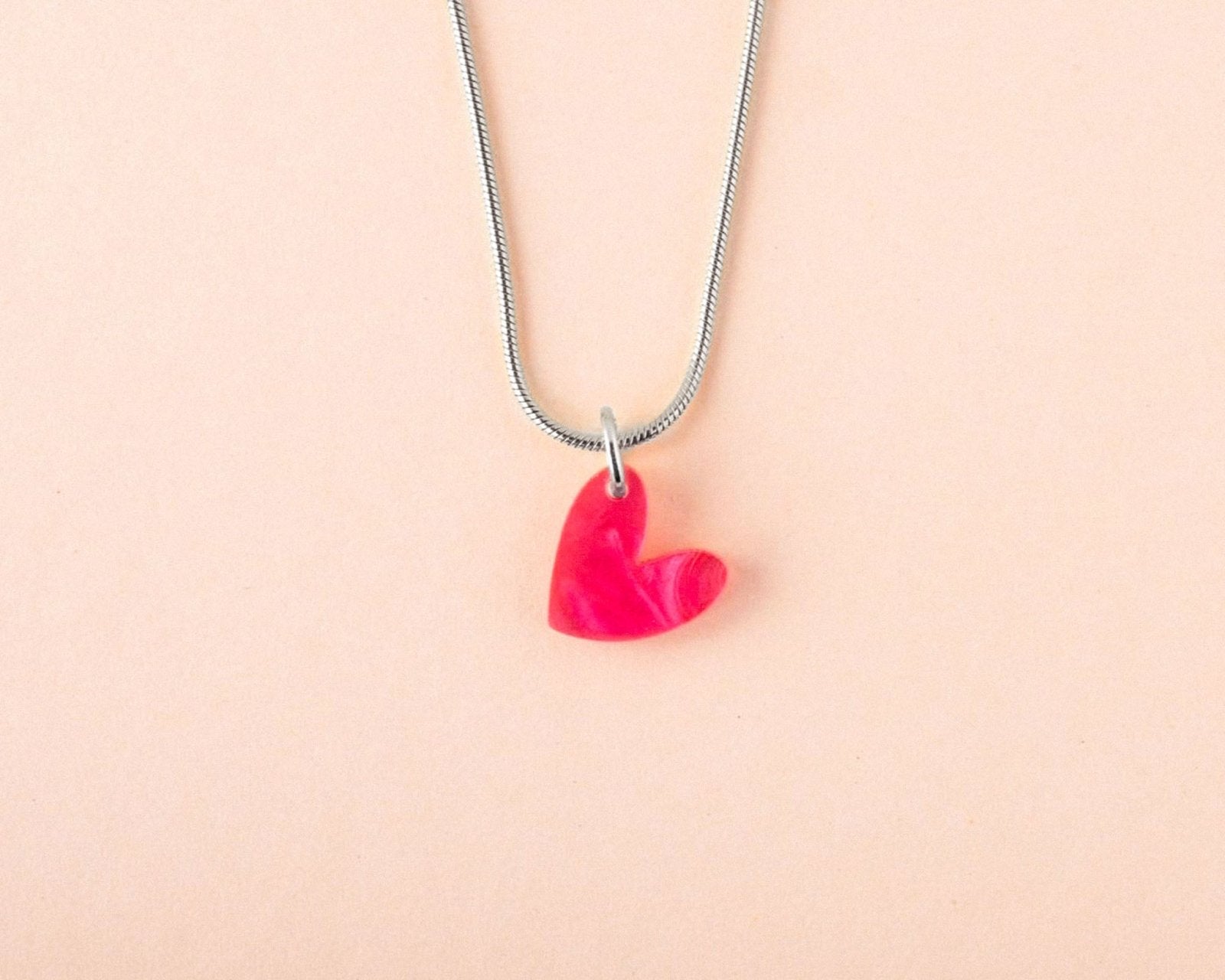 Elegante Kette mit pinkem Herz Anhänger - acutecolor