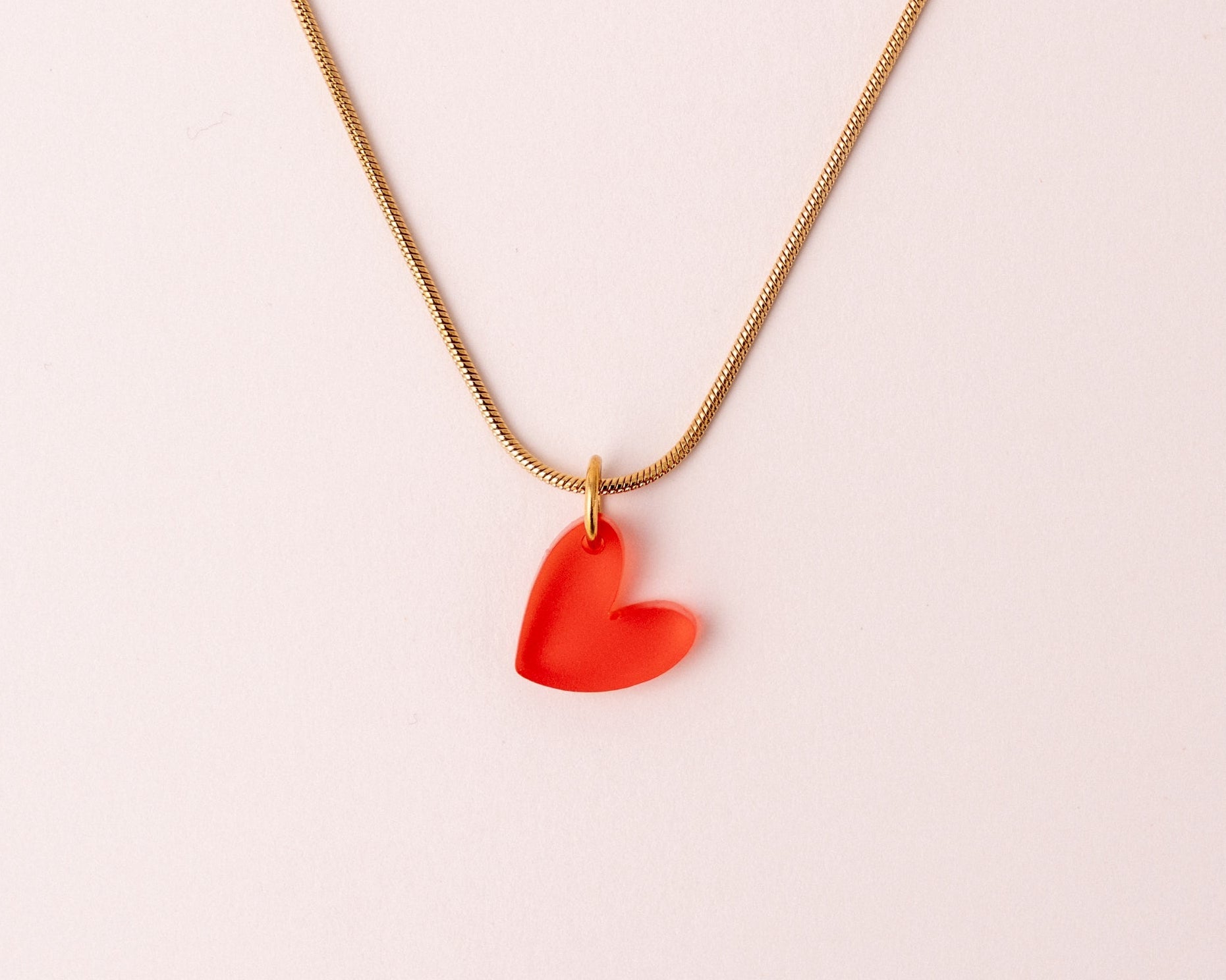 Elegante Kette mit rotem Herz Anhänger - acutecolor