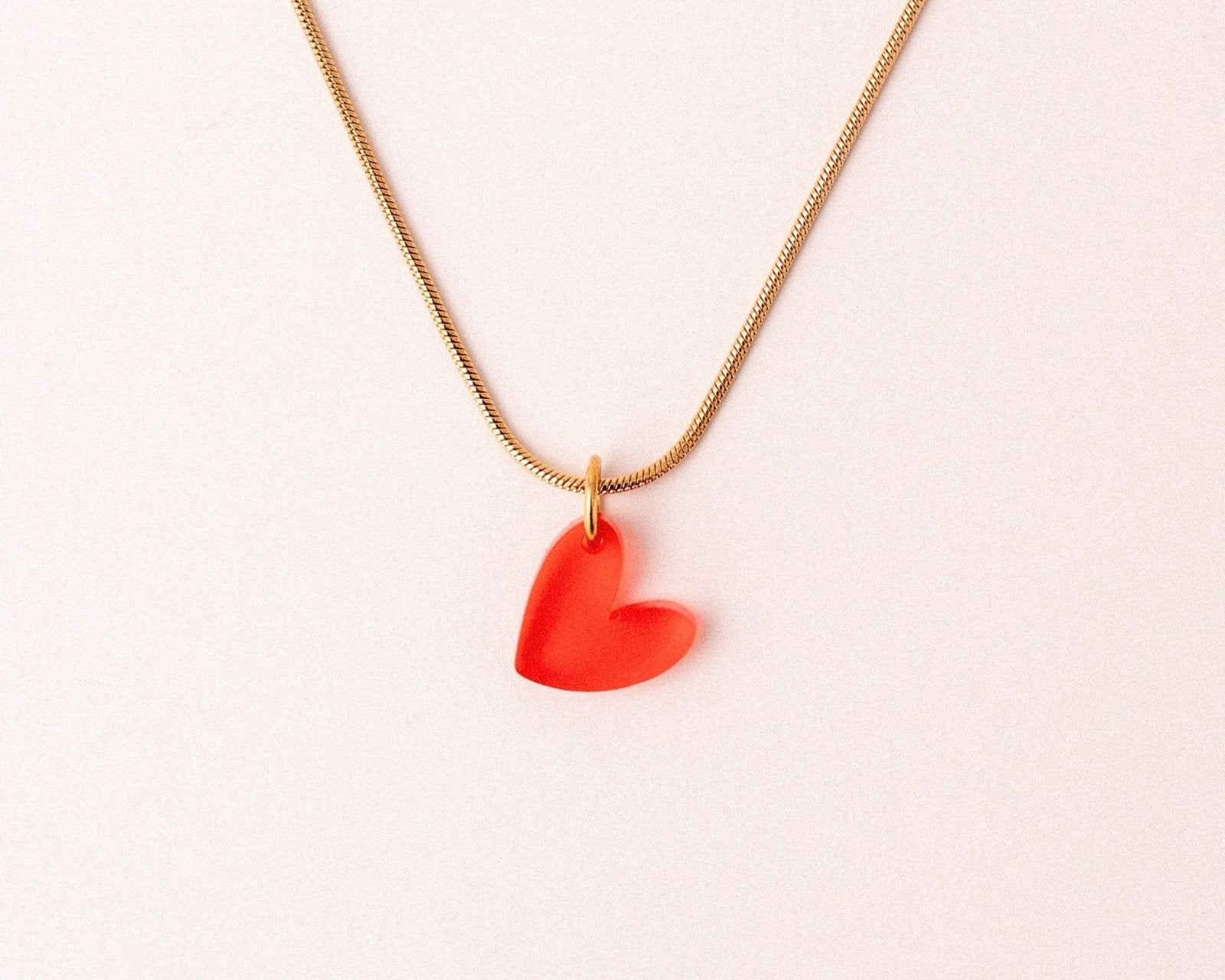 Elegante Kette mit rotem Herz Anhänger - acutecolor