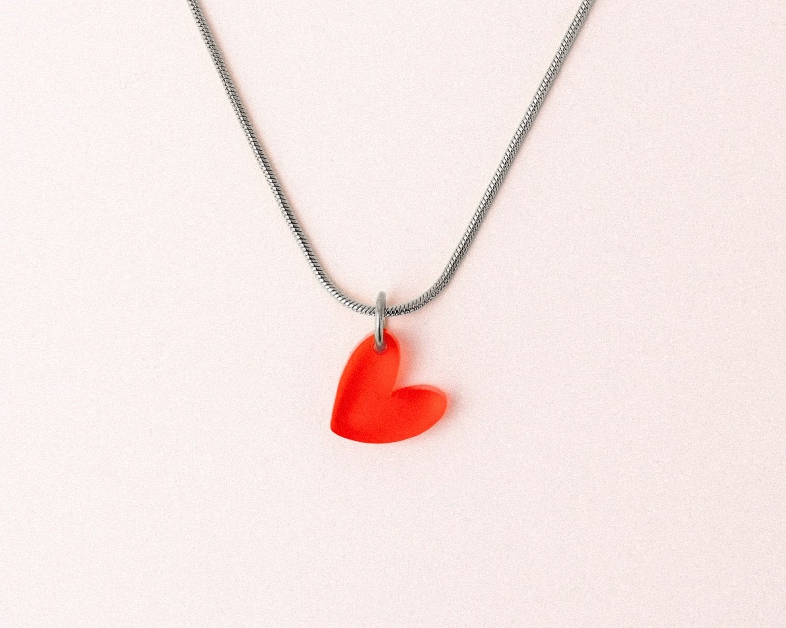 Elegante Kette mit rotem Herz Anhänger - acutecolor