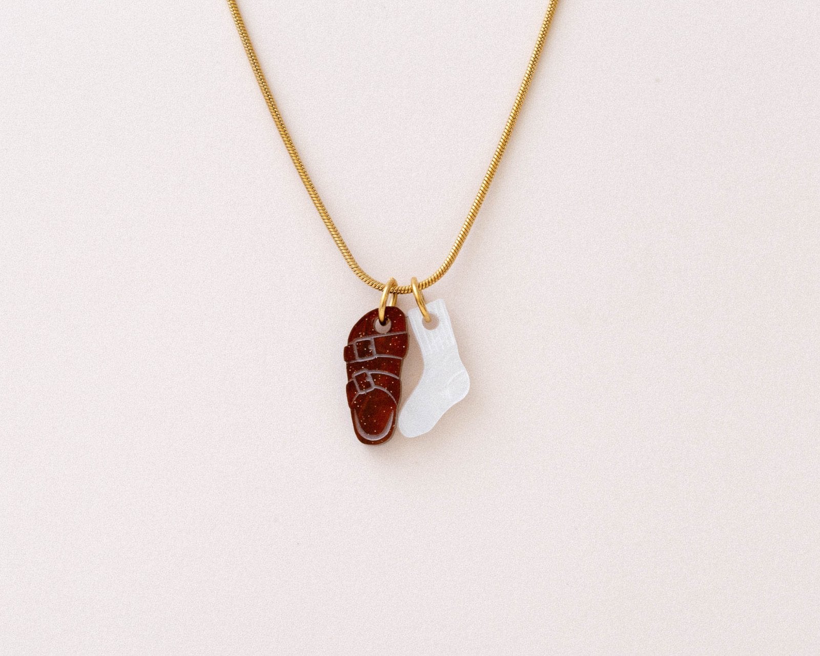 Elegante Kette mit Sandale und Socke Anhänger - acutecolor
