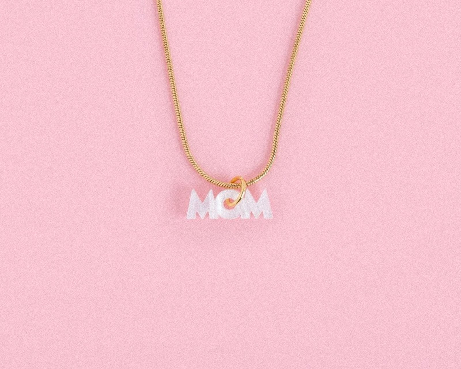 Elegante Kette mit weißem Mom Anhänger - acutecolor