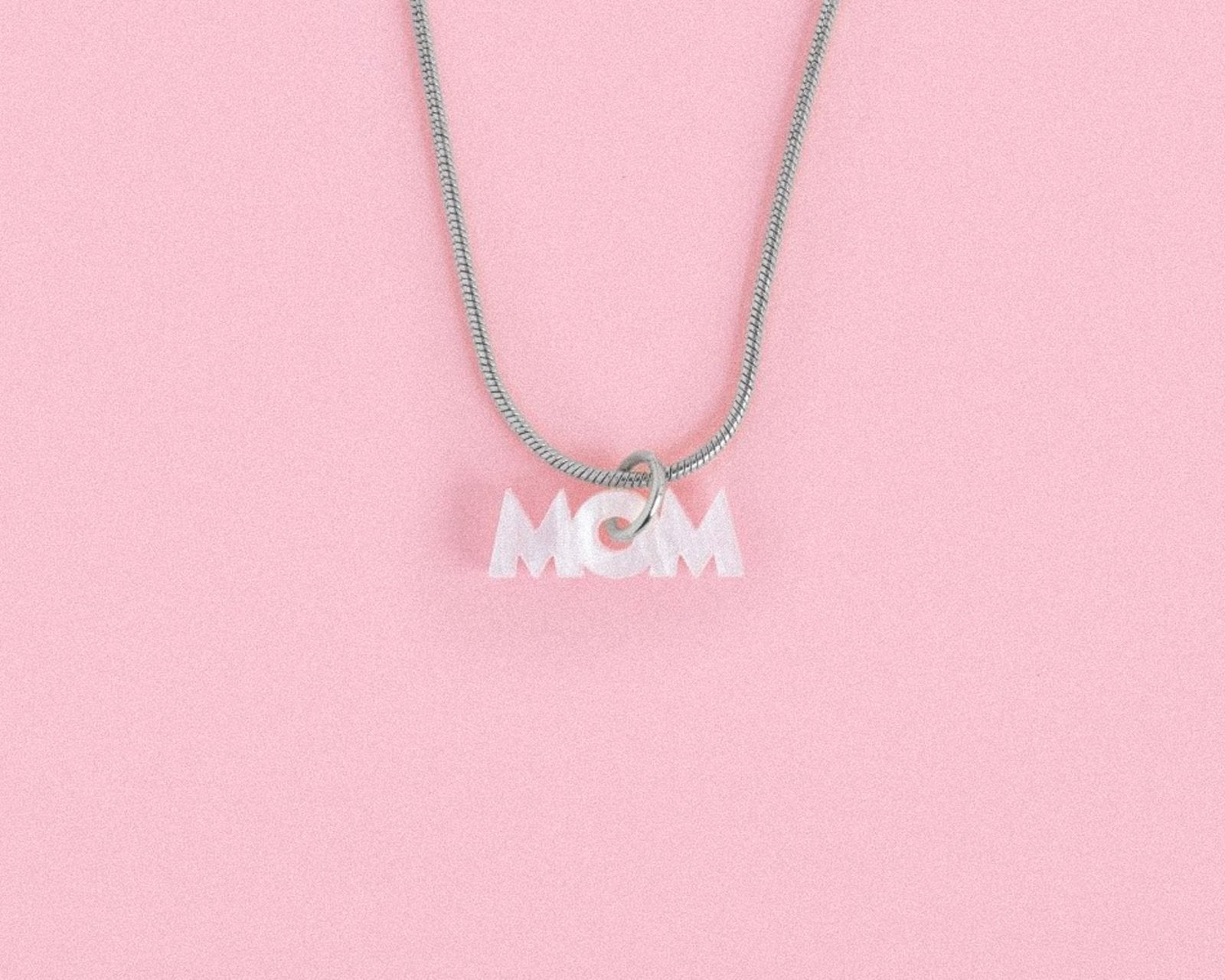 Elegante Kette mit weißem Mom Anhänger - acutecolor