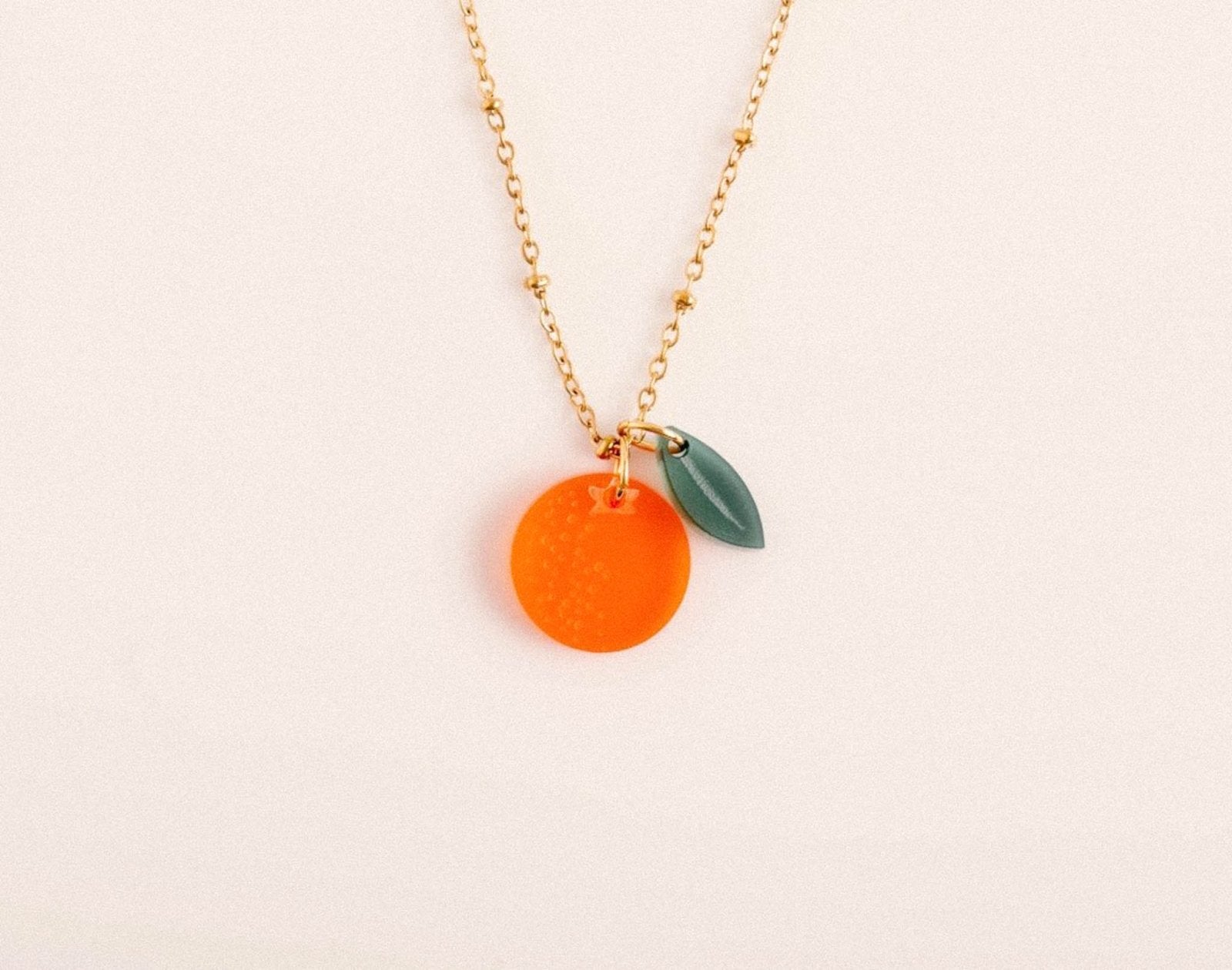 Kette mit Orange und Blatt Anhänger - acutecolor