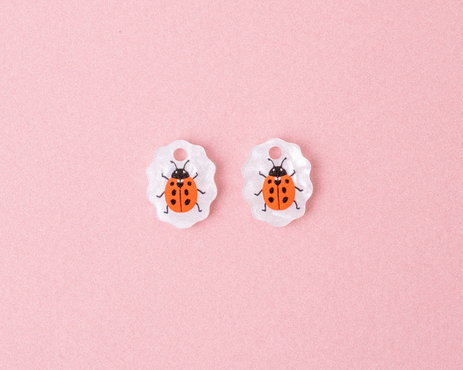 Ovale Charm Ohrringe mit Marienkäfer