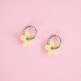 Midi Blumen Hoop Ohrringe in Buttergelb - acutecolor