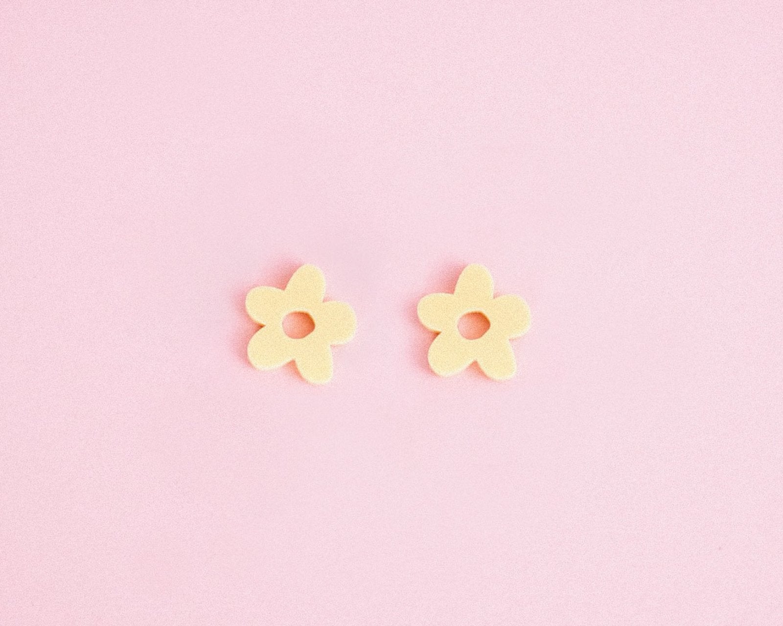 Midi Blumen Hoop Ohrringe in Buttergelb - acutecolor