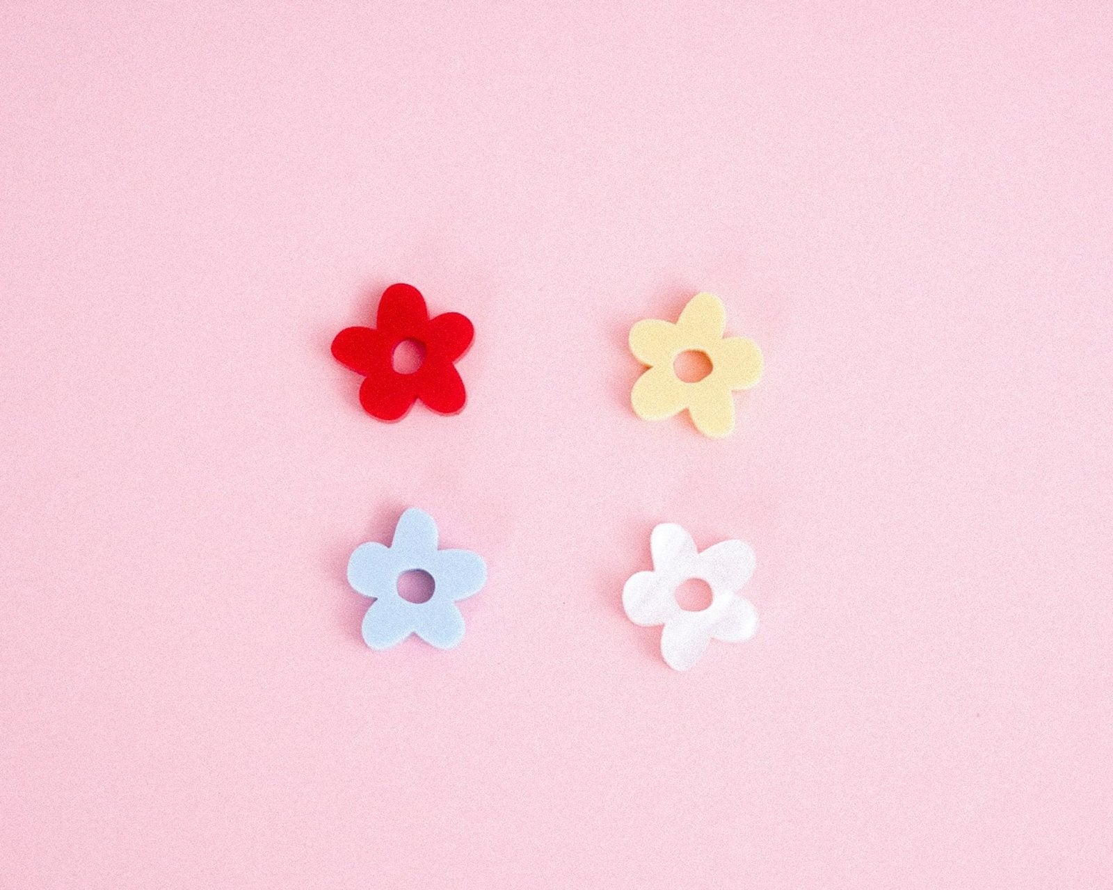 Midi Blumen Hoop Ohrringe in Perlmuttweiß - acutecolor