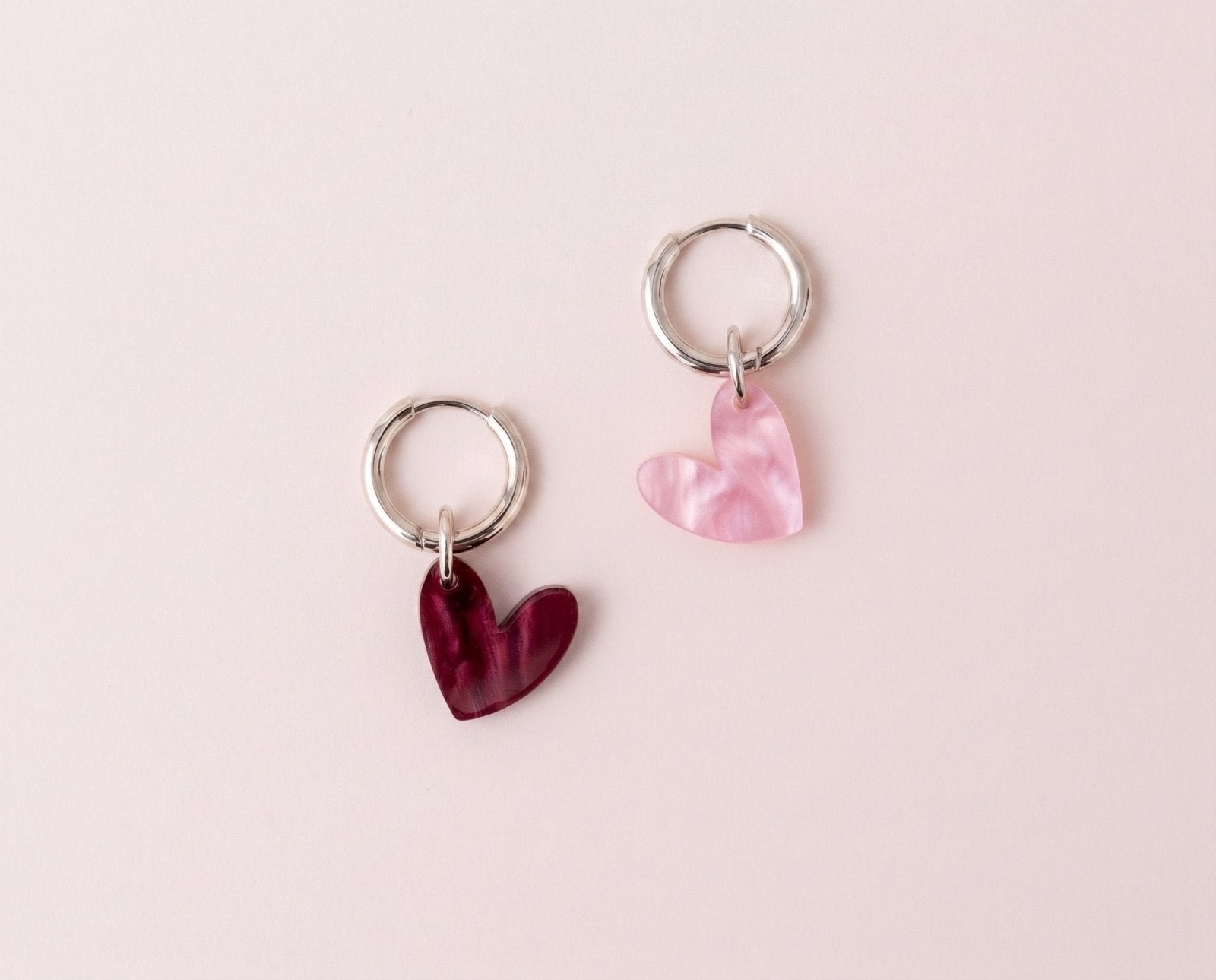 Mismatch Herzen Ohrringe in Rosa Perlmutt und Weinrot - acutecolor