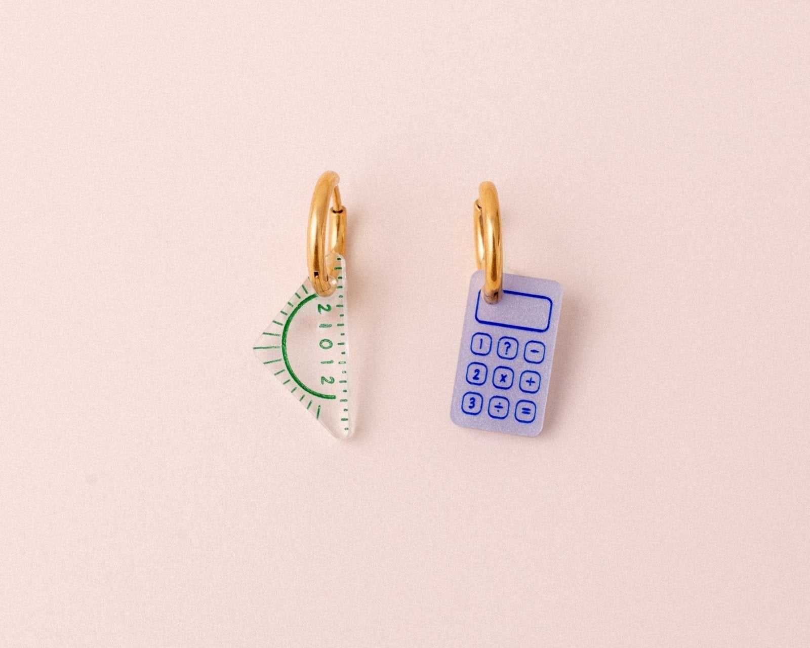 Mismatch Taschenrechner und Geodreieck Ohrring Set - acutecolor