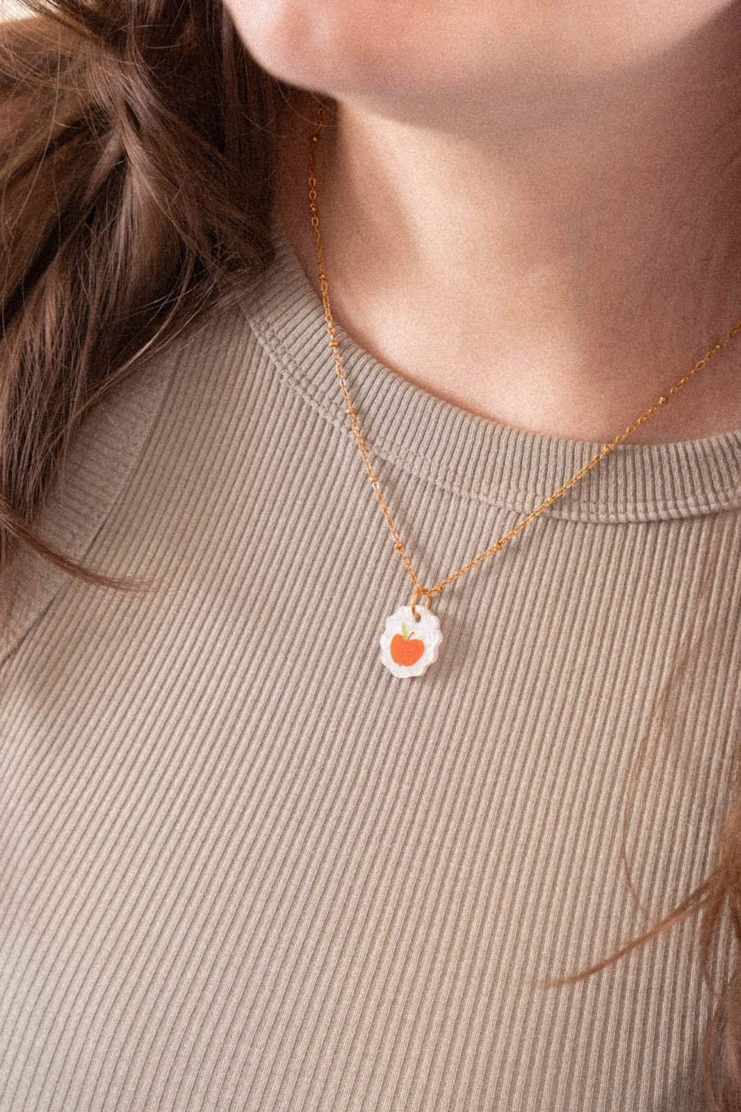 Ovale Charm Kette mit Apfel - acutecolor