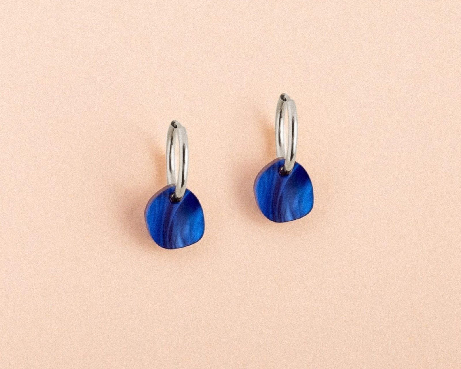 Pebble in Saphir Perlmutt mit Edelstahl Hoops - acutecolor