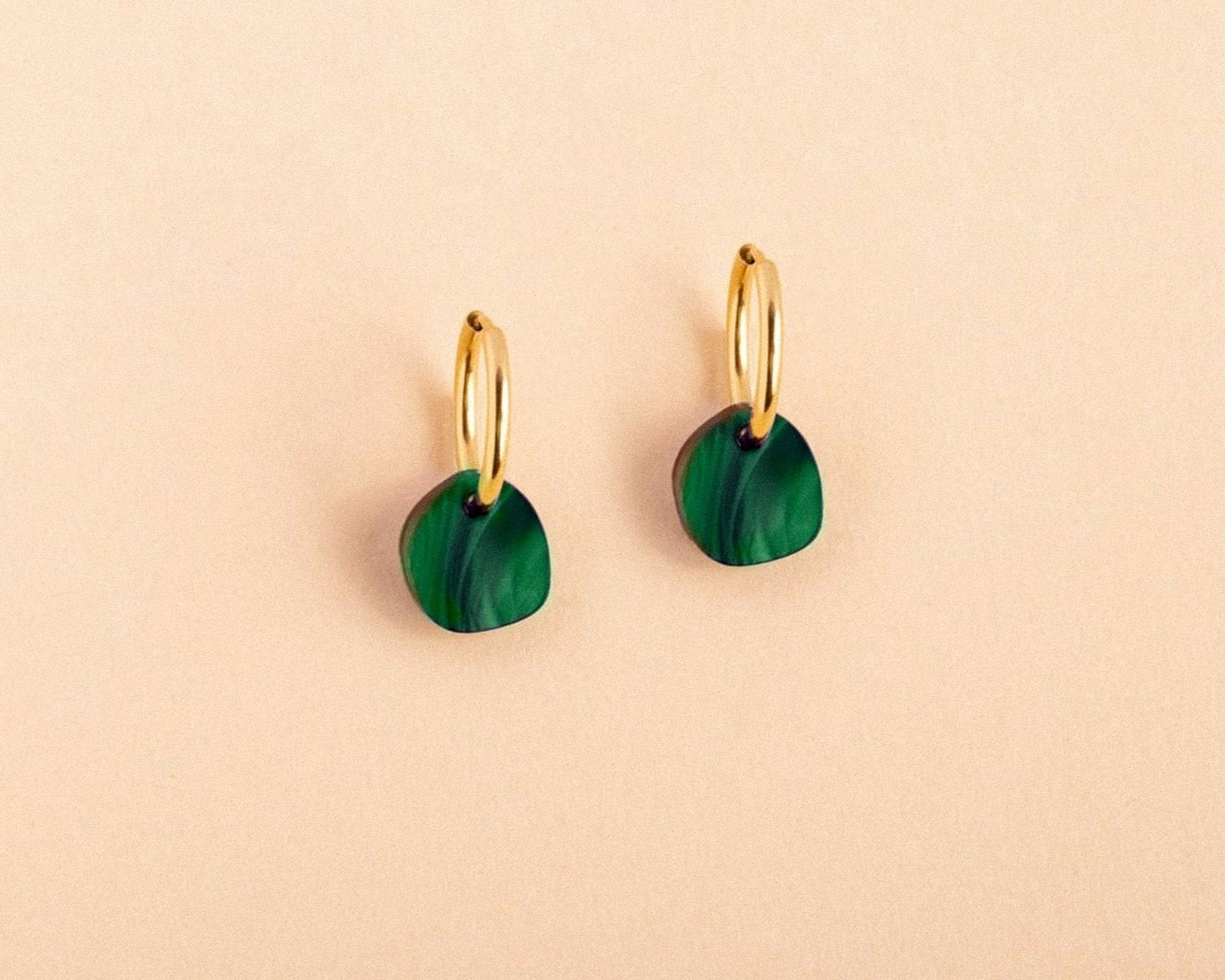 Pebble in Smaragdgrün mit Edelstahl Hoops - acutecolor