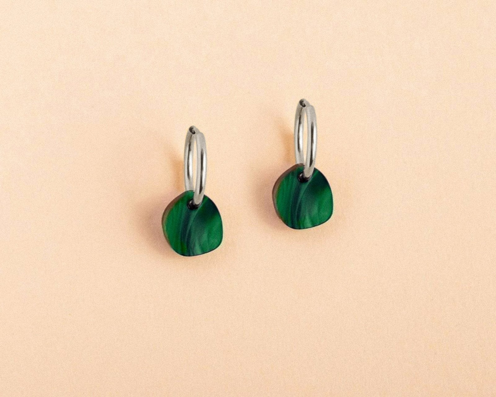 Pebble in Smaragdgrün mit Edelstahl Hoops - acutecolor