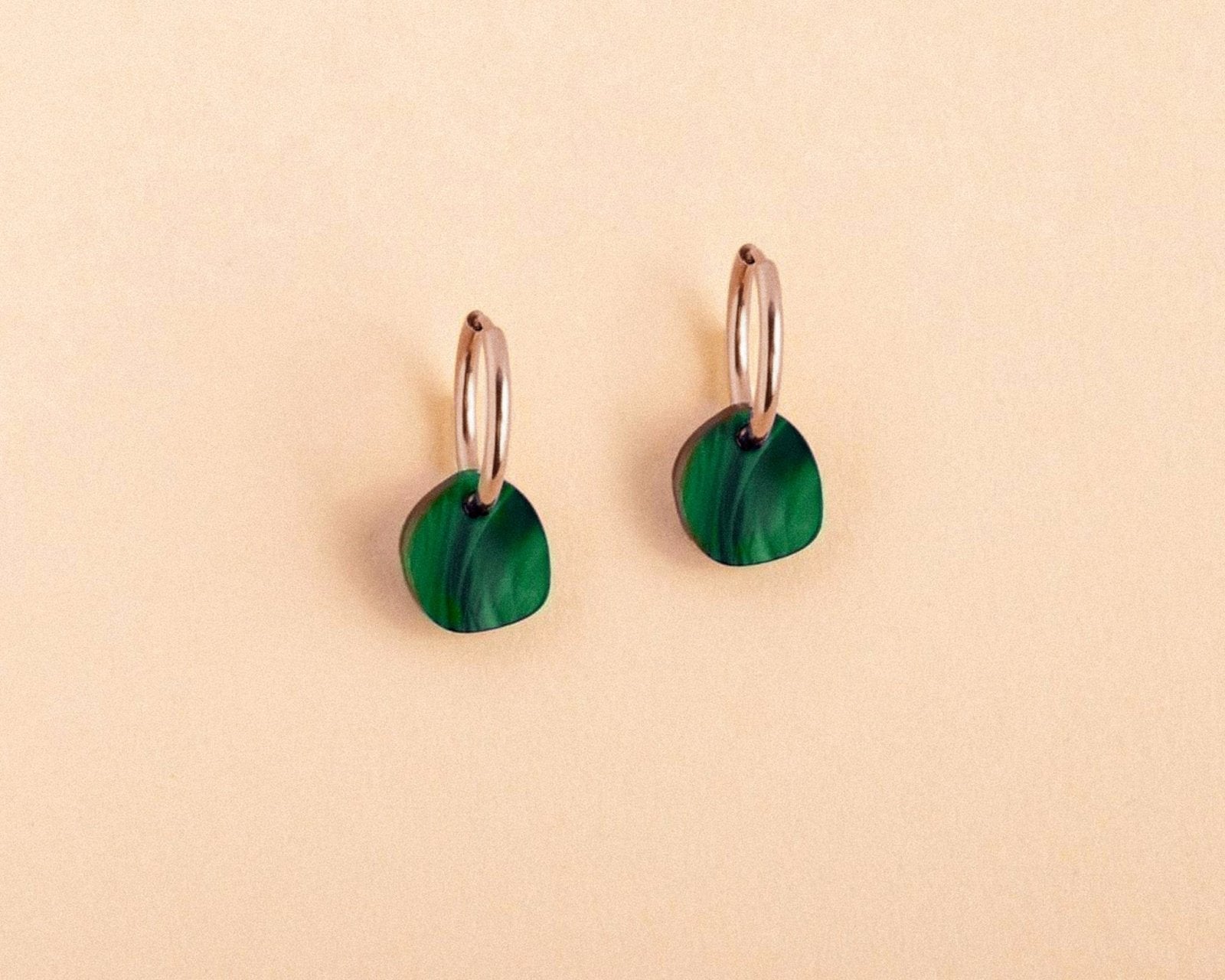 Pebble in Smaragdgrün mit Edelstahl Hoops - acutecolor