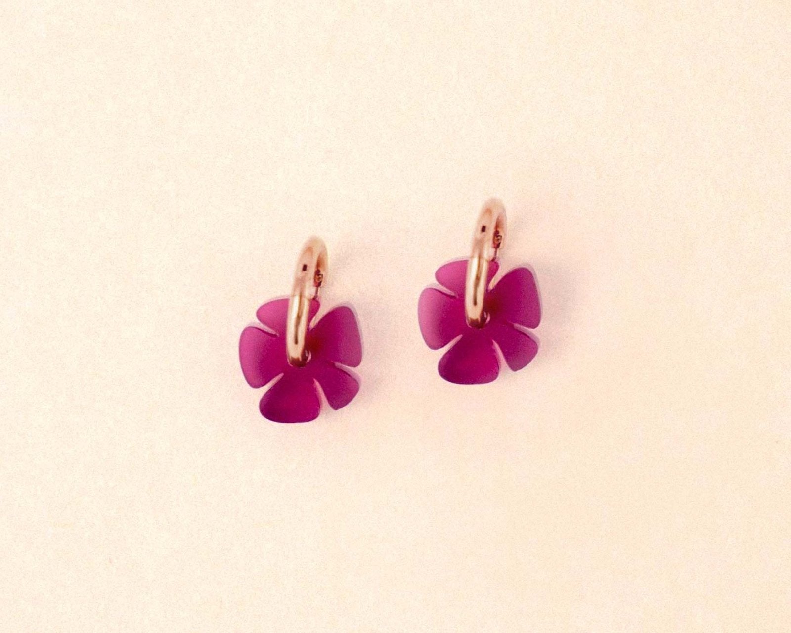Squiggly Blumen Ohrring Set in Plum - acutecolor