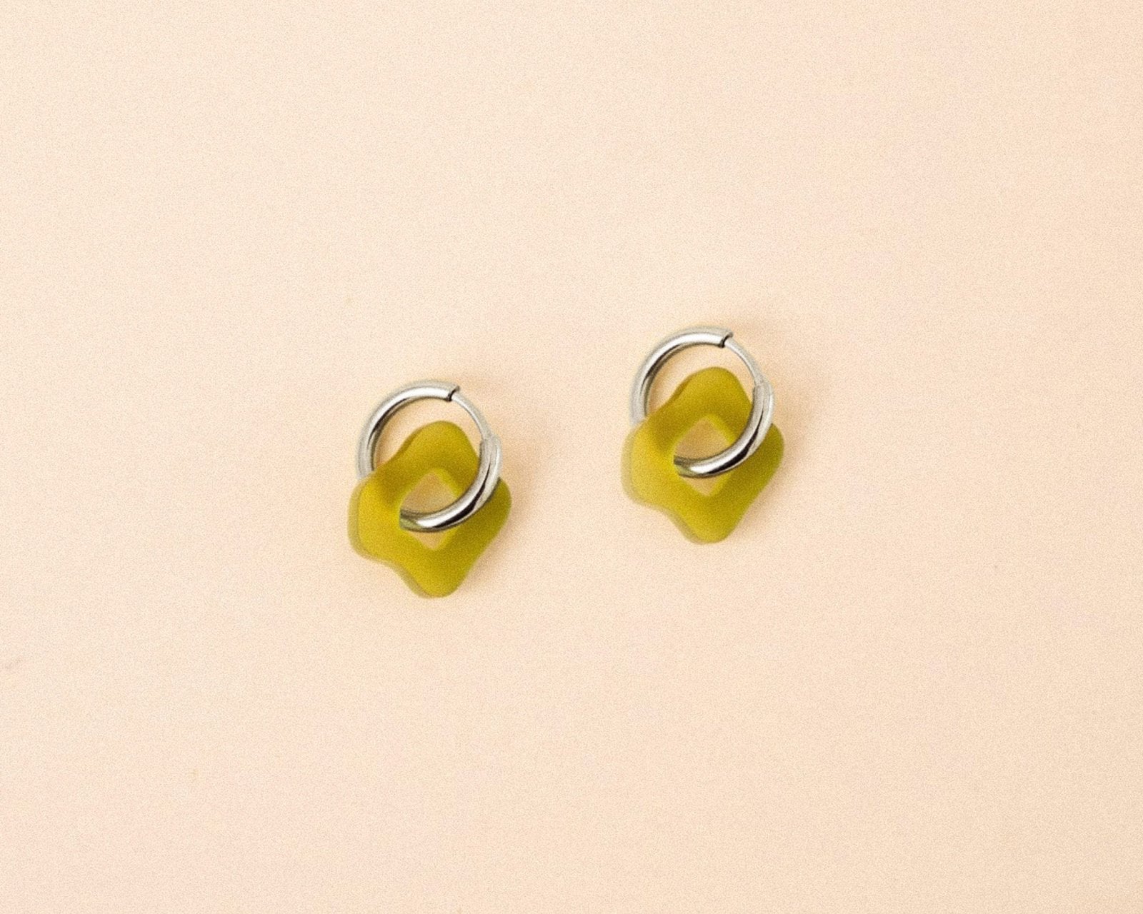 Wavy Shape Ohrring Set in Matcha - acutecolor
