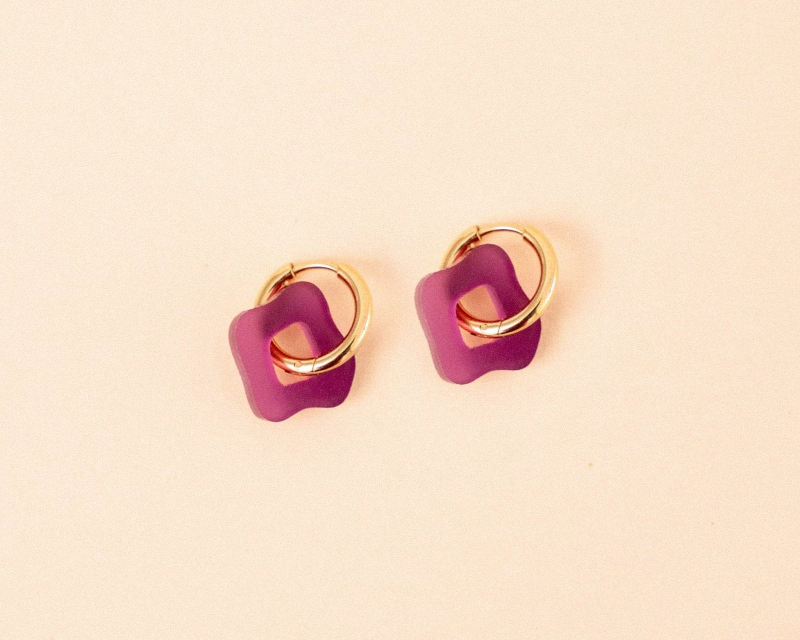 Wavy Shape Ohrring Set in Plum - acutecolor