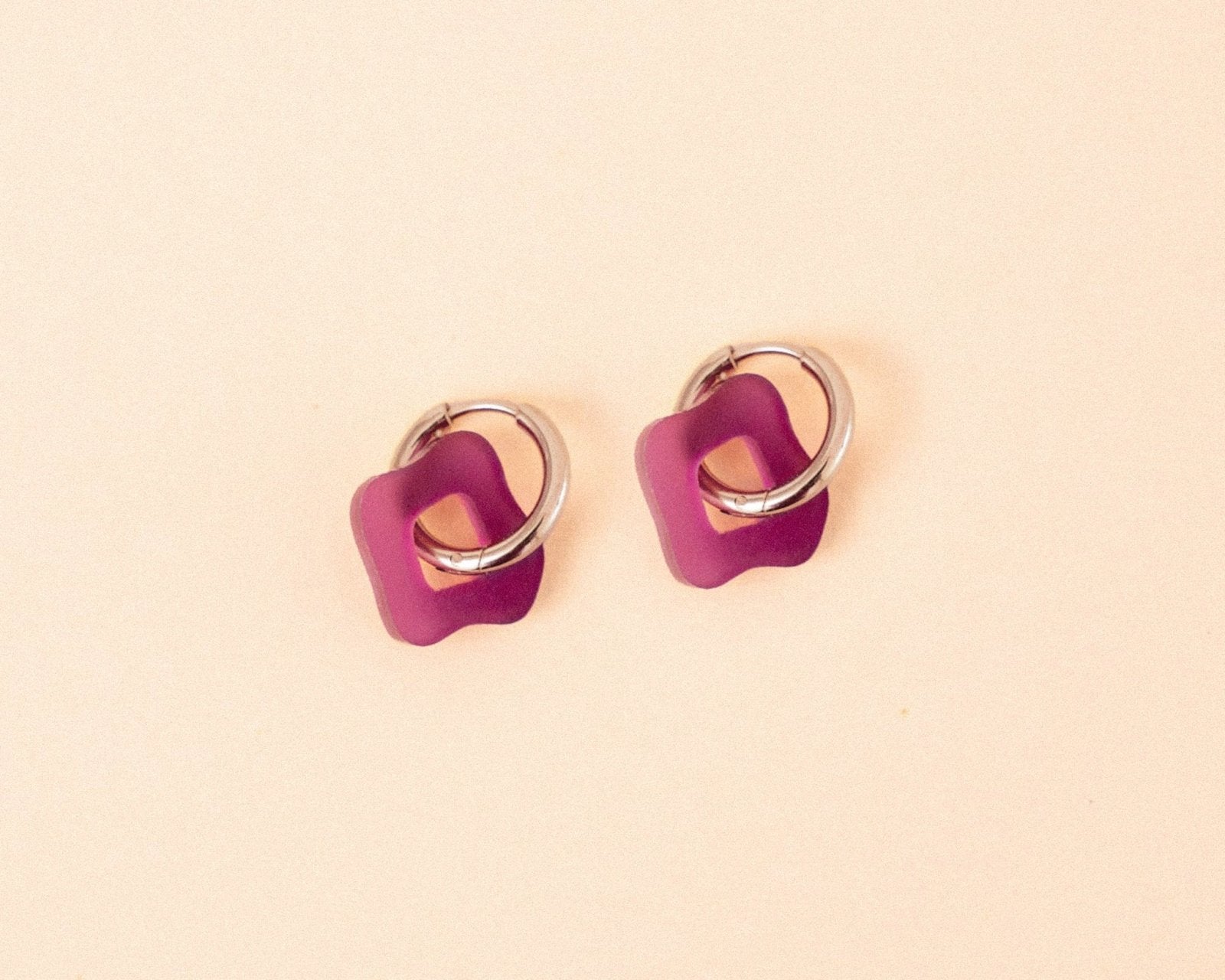 Wavy Shape Ohrring Set in Plum - acutecolor