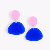 Round colorblock earrings 'Pebble' in fuchsia + cobalt