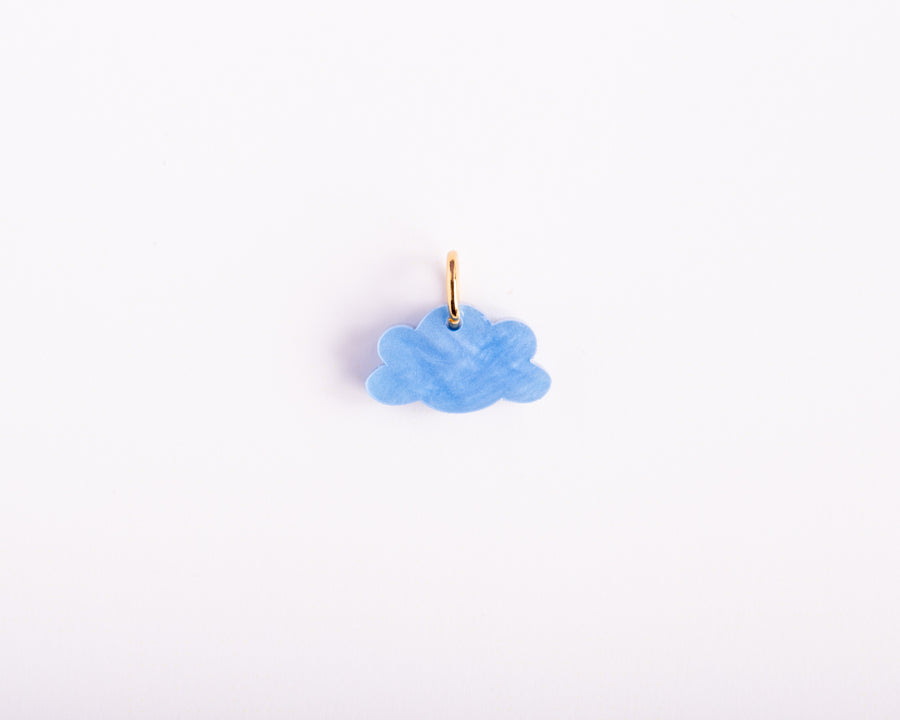 Einzelner blauer Wolken Anhänger