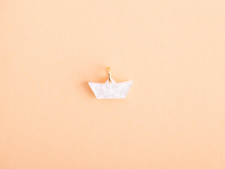 Einzelner weißer Origami Papierboot Anhänger