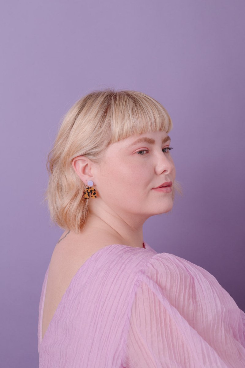 acutecolor Colorblock 'Arch' Bogen Ohrstecker in Leopard + Flieder