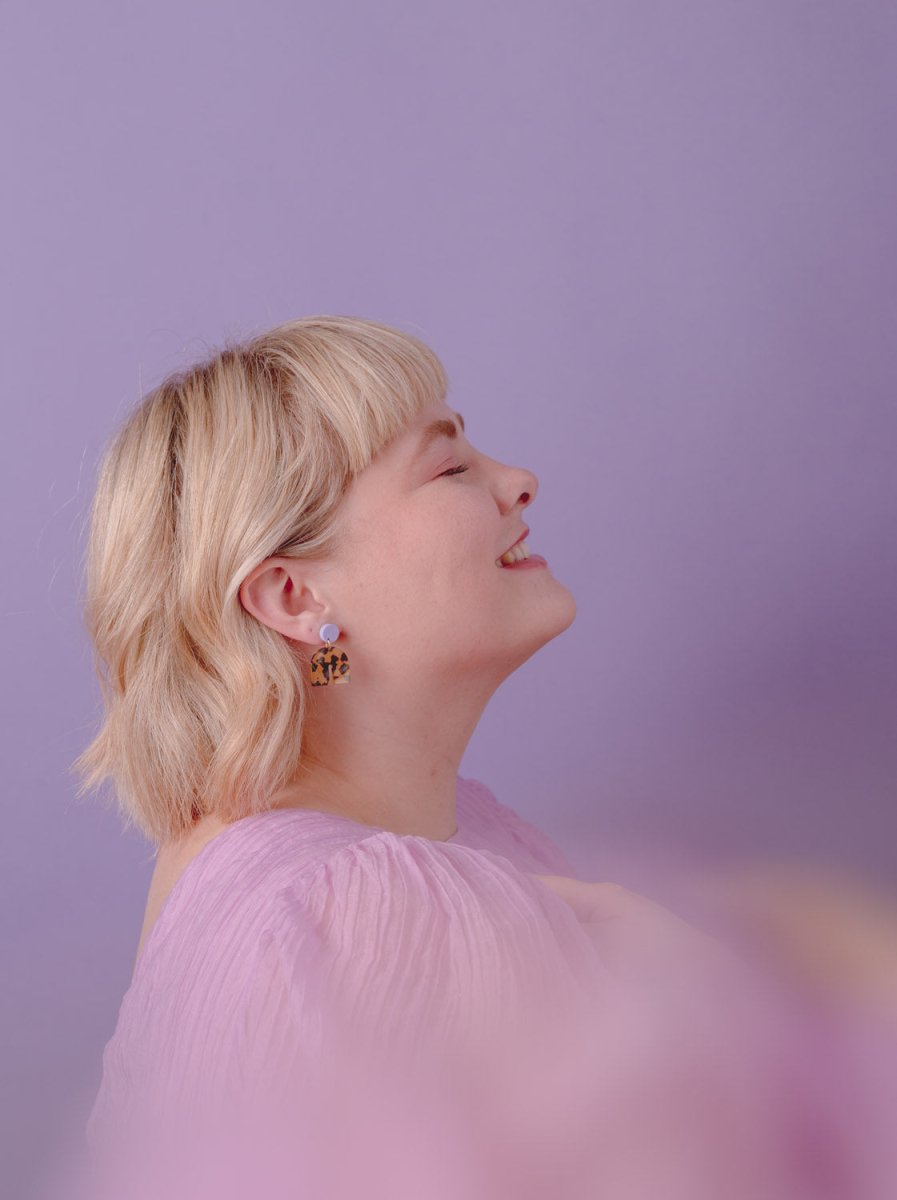 acutecolor Colorblock 'Arch' Bogen Ohrstecker in Leopard + Flieder