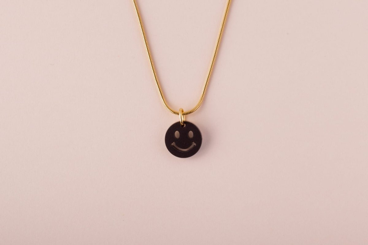 acutecolor Einzelner schwarzer Smiley Anhänger