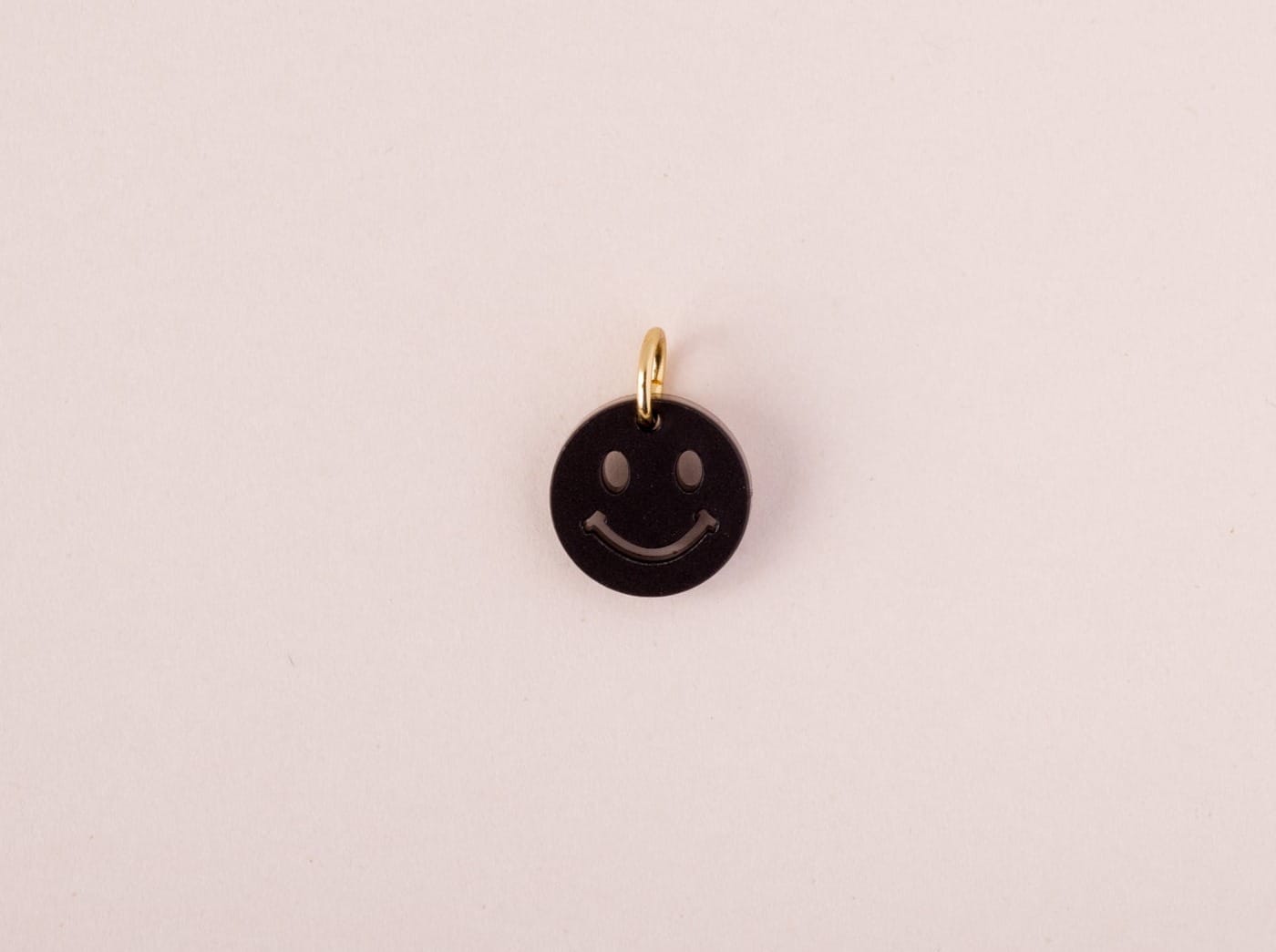 acutecolor Einzelner schwarzer Smiley Anhänger