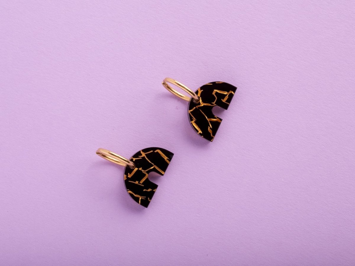 acutecolor Große Hoop Ohrringe in Black Kintsugi