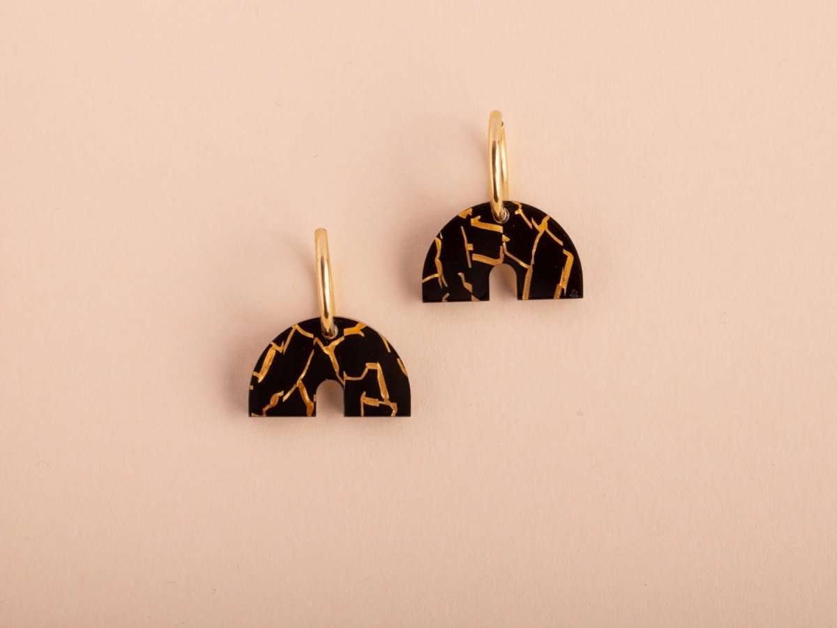 acutecolor Große Hoop Ohrringe in Black Kintsugi