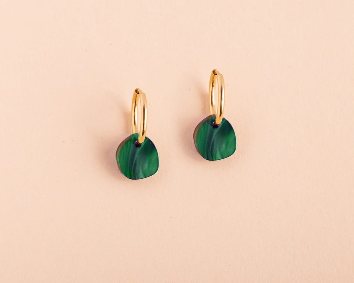 acutecolor Pebble in Smaragdgrün Perlmutt mit Edelstahl Hoops