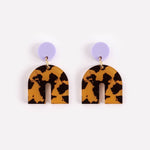 Colorblock 'Arch' Bogen Ohrstecker in Leopard + Flieder - acutecolor