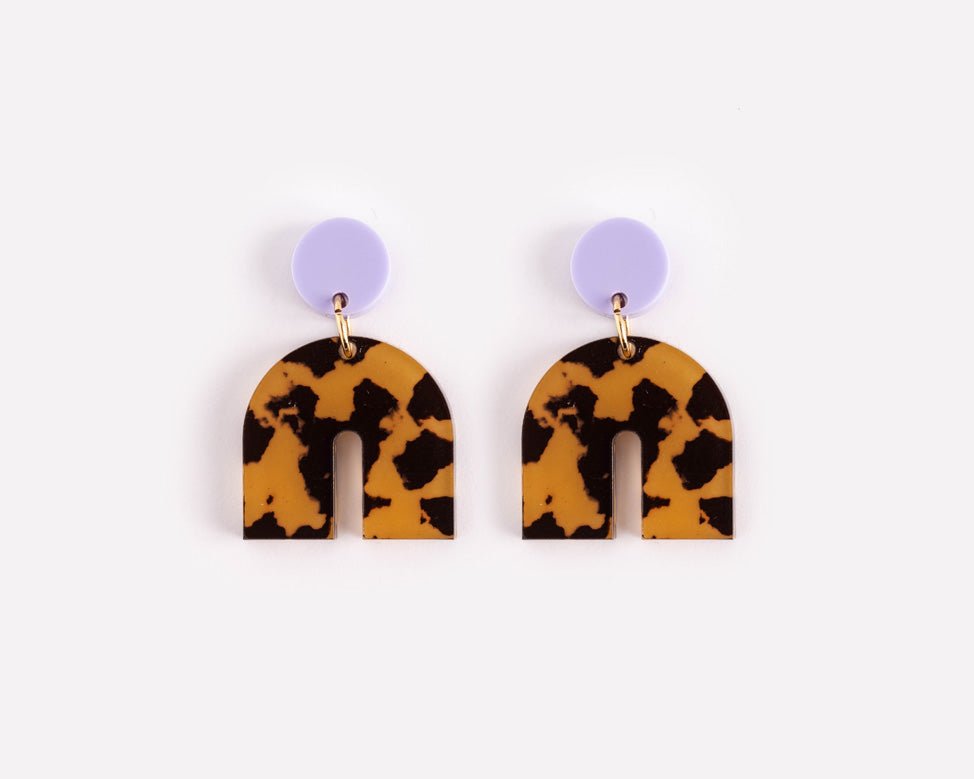 Colorblock 'Arch' Bogen Ohrstecker in Leopard + Flieder - acutecolor